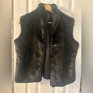 Cejon Elegant Black Faux Fur Vest